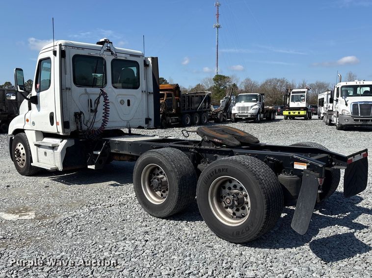 image for item YA1719 2019 Freightliner Cascadia semi truck