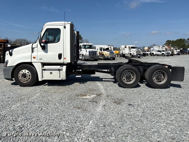 image for item YA1719 2019 Freightliner Cascadia semi truck
