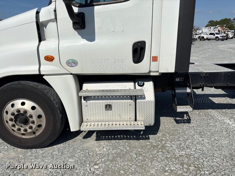 image for item YA1719 2019 Freightliner Cascadia semi truck