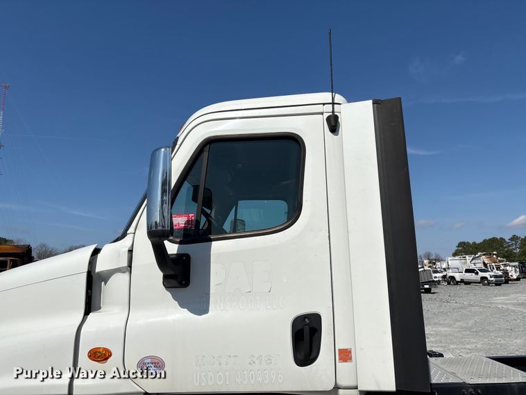 image for item YA1719 2019 Freightliner Cascadia semi truck
