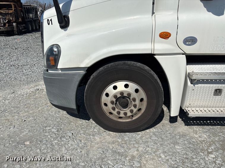 image for item YA1719 2019 Freightliner Cascadia semi truck