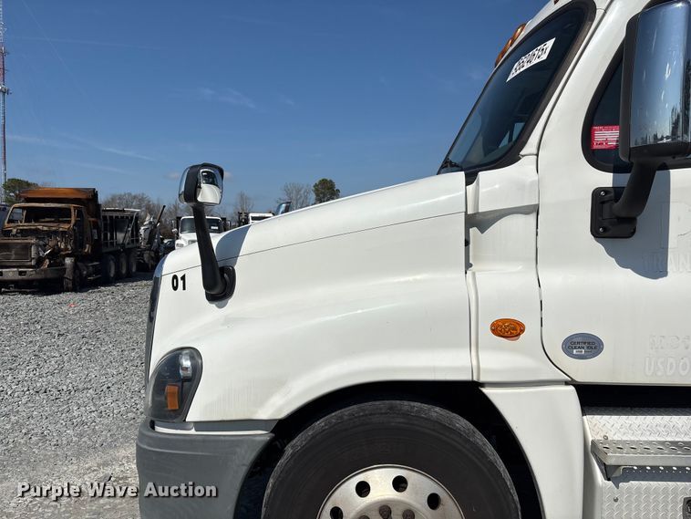 image for item YA1719 2019 Freightliner Cascadia semi truck