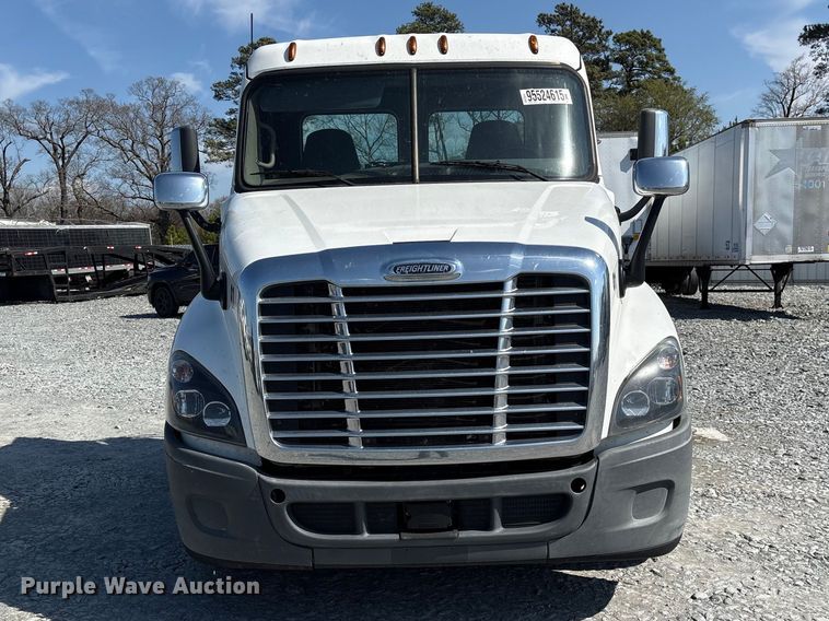 image for item YA1719 2019 Freightliner Cascadia semi truck