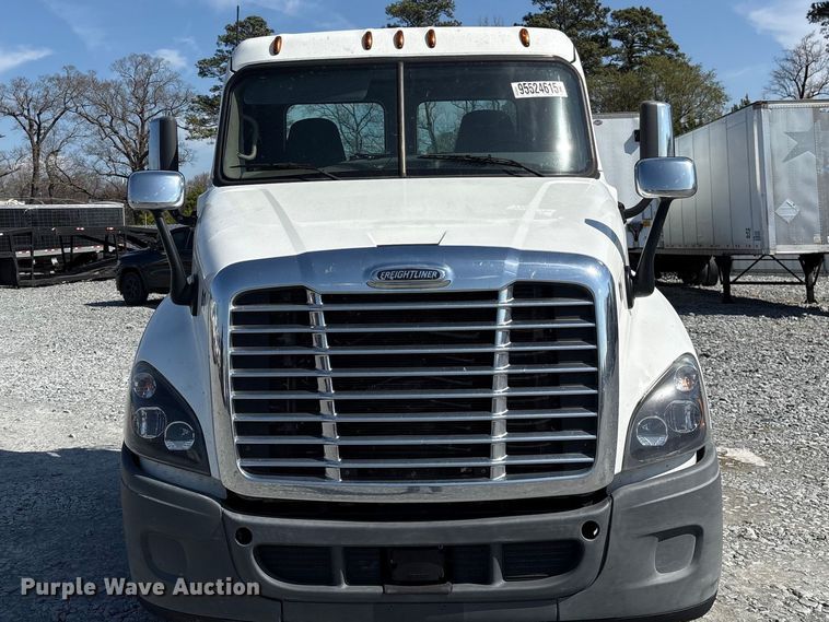 image for item YA1719 2019 Freightliner Cascadia semi truck