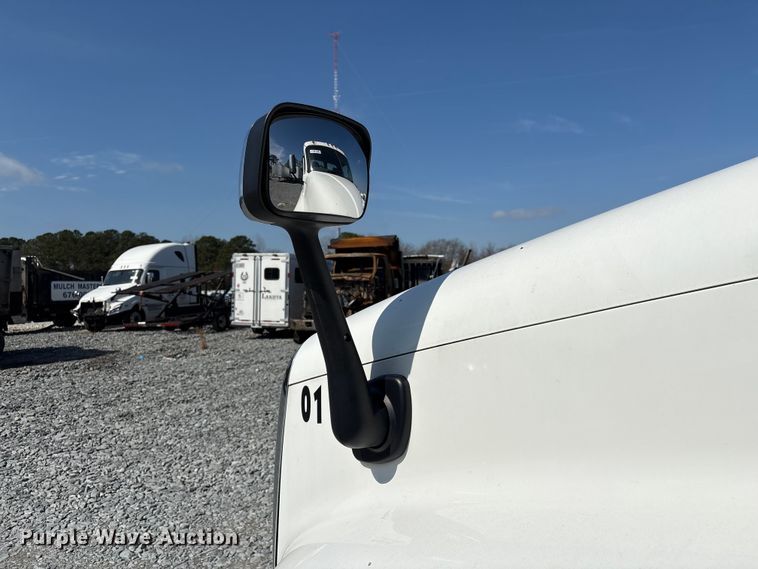 image for item YA1719 2019 Freightliner Cascadia semi truck