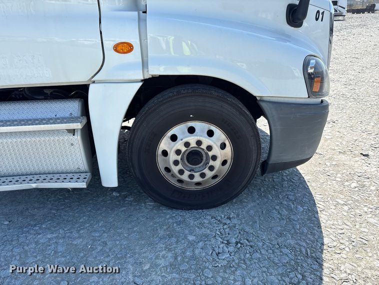 image for item YA1719 2019 Freightliner Cascadia semi truck