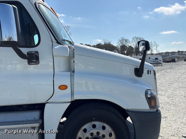 image for item YA1719 2019 Freightliner Cascadia semi truck