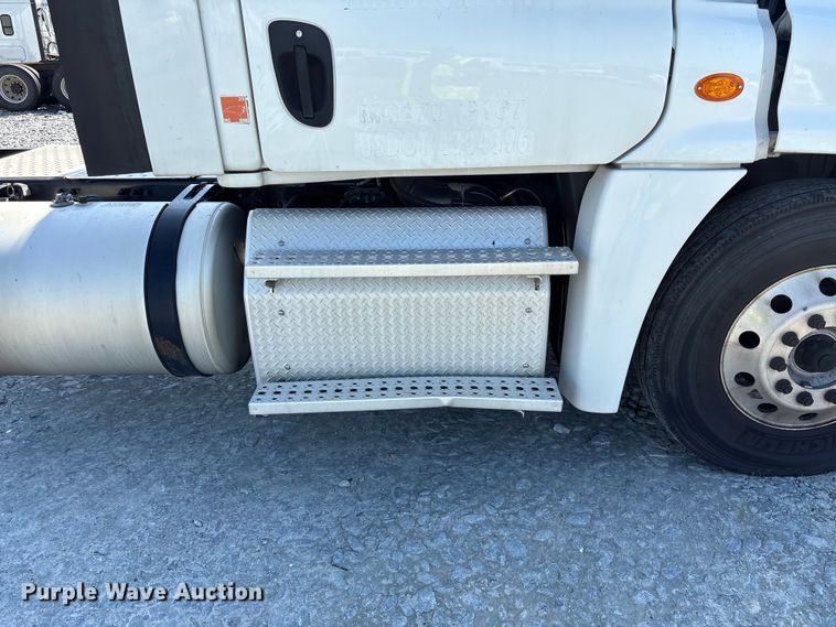 image for item YA1719 2019 Freightliner Cascadia semi truck