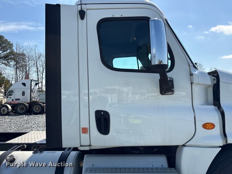 image for item YA1719 2019 Freightliner Cascadia semi truck