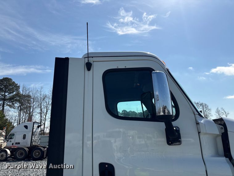 image for item YA1719 2019 Freightliner Cascadia semi truck