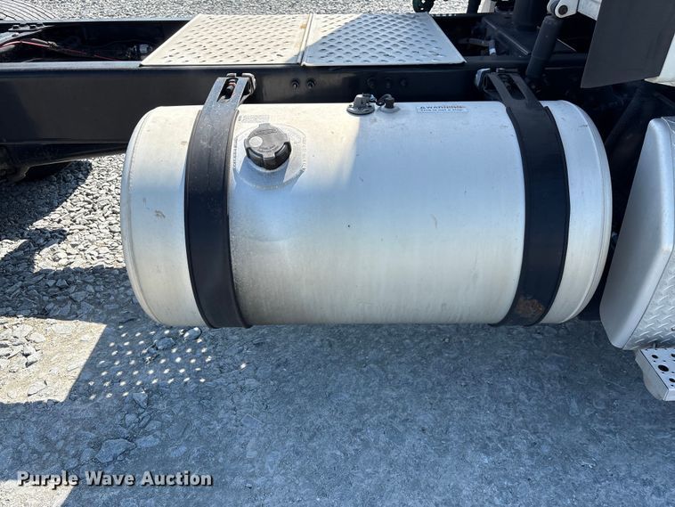 image for item YA1719 2019 Freightliner Cascadia semi truck