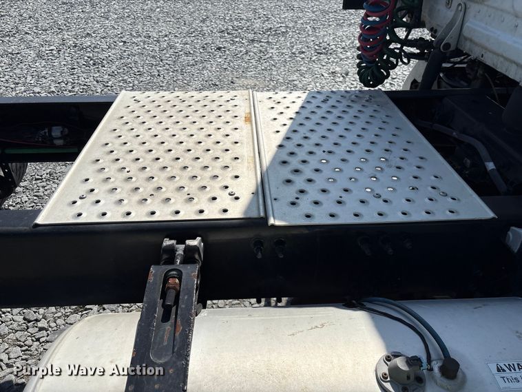 image for item YA1719 2019 Freightliner Cascadia semi truck