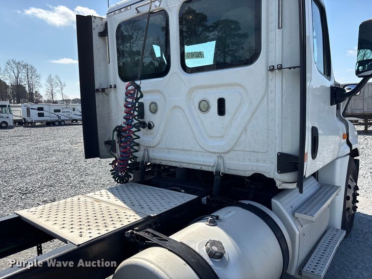 image for item YA1719 2019 Freightliner Cascadia semi truck