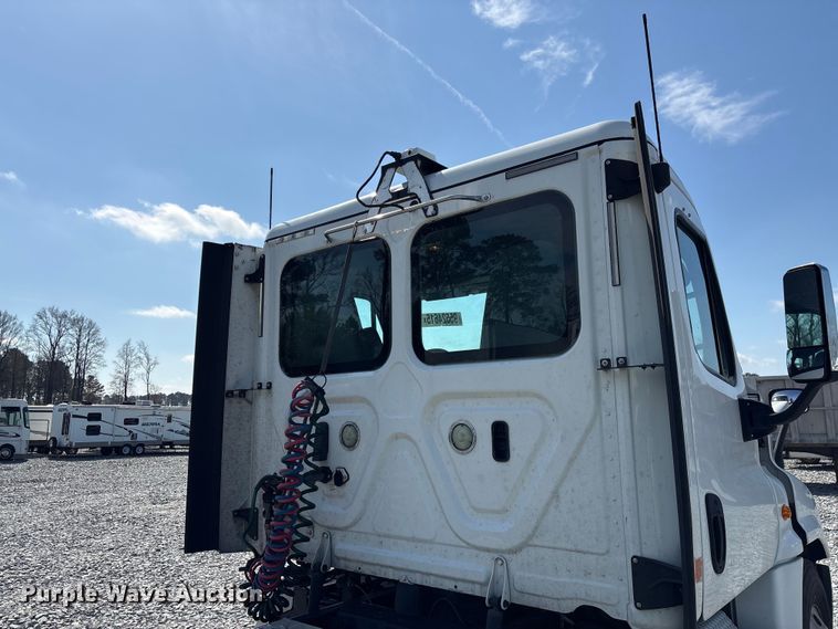 image for item YA1719 2019 Freightliner Cascadia semi truck