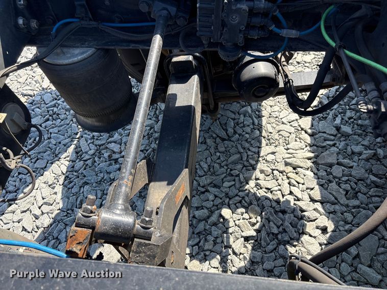 image for item YA1719 2019 Freightliner Cascadia semi truck