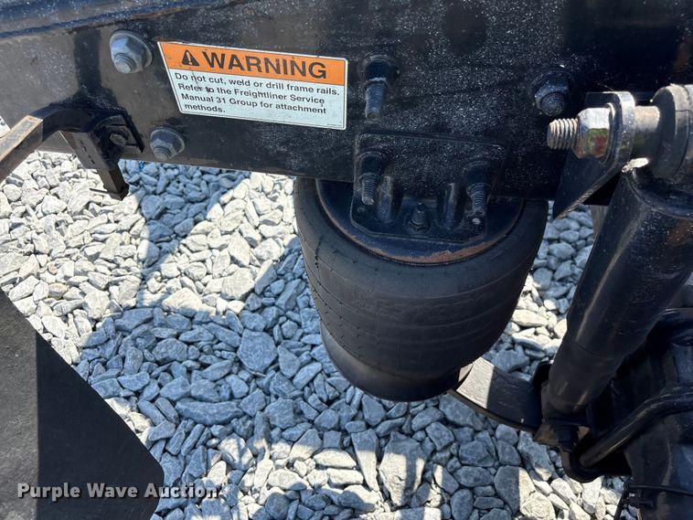 image for item YA1719 2019 Freightliner Cascadia semi truck