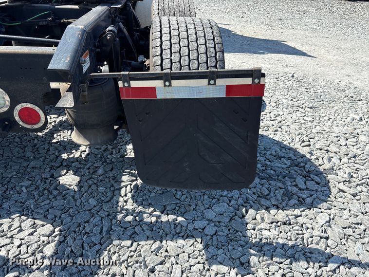 image for item YA1719 2019 Freightliner Cascadia semi truck