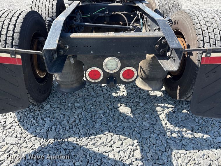 image for item YA1719 2019 Freightliner Cascadia semi truck