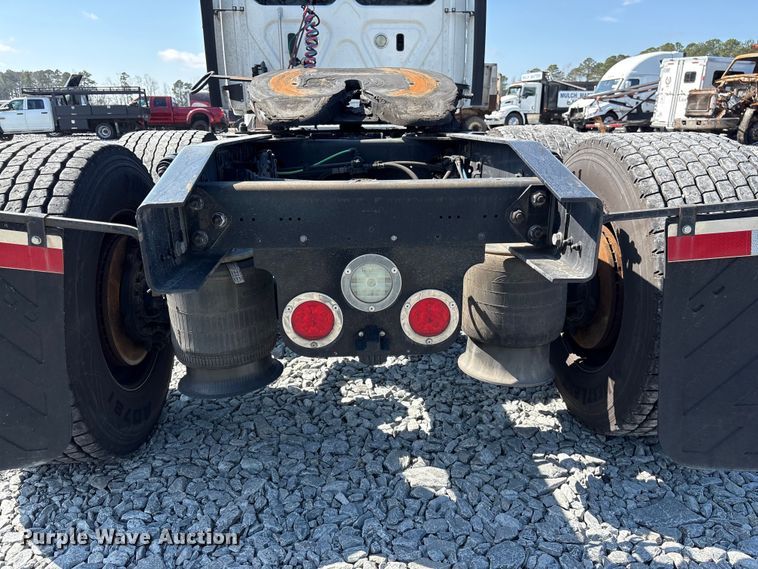 image for item YA1719 2019 Freightliner Cascadia semi truck