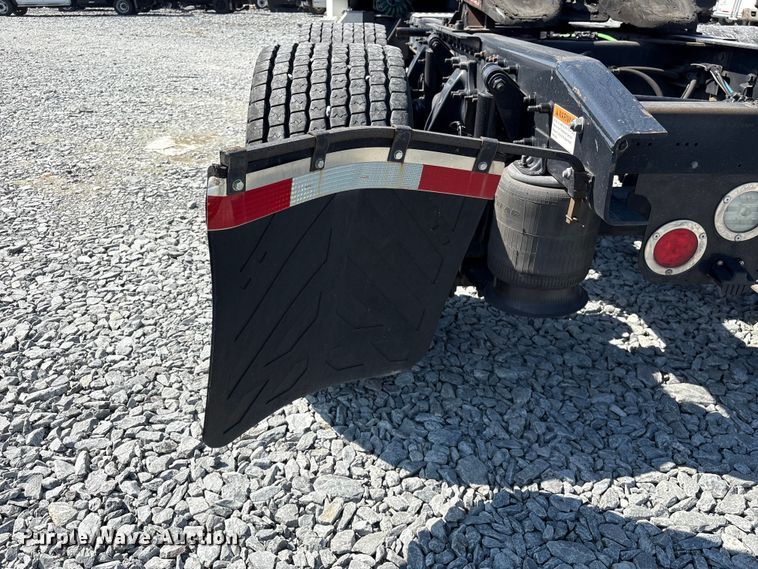 image for item YA1719 2019 Freightliner Cascadia semi truck