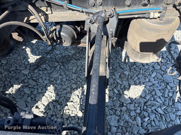 image for item YA1719 2019 Freightliner Cascadia semi truck