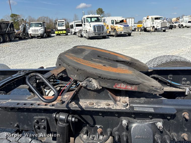 image for item YA1719 2019 Freightliner Cascadia semi truck