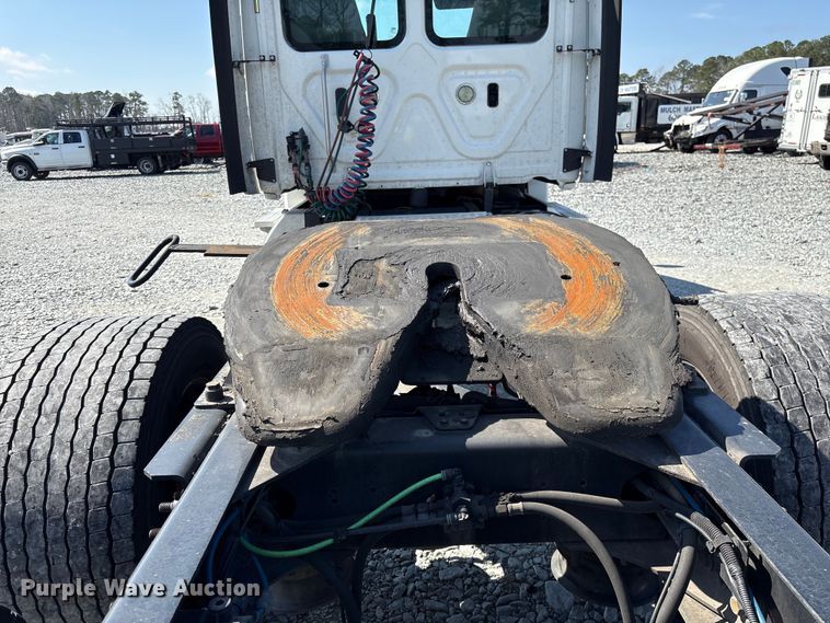 image for item YA1719 2019 Freightliner Cascadia semi truck