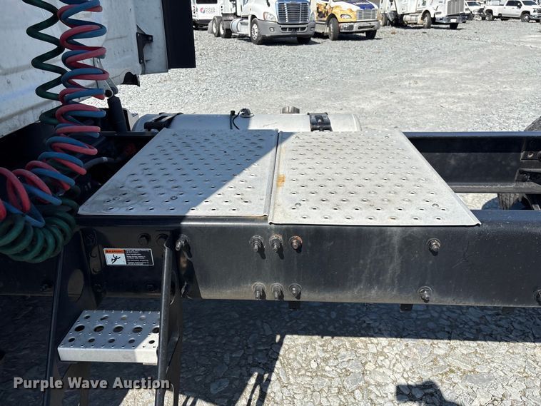 image for item YA1719 2019 Freightliner Cascadia semi truck