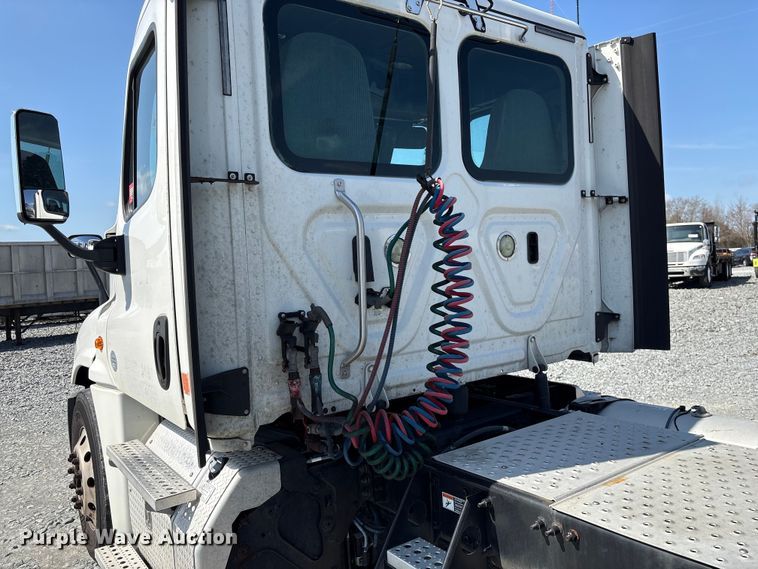 image for item YA1719 2019 Freightliner Cascadia semi truck