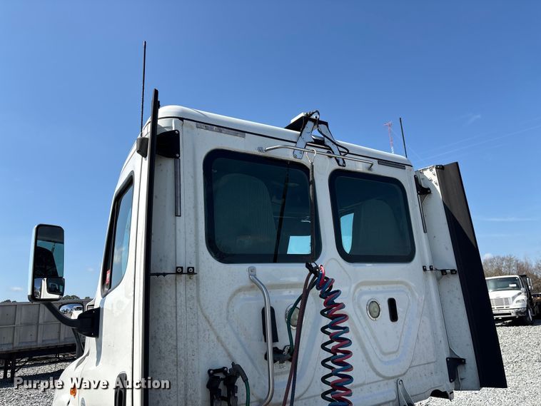 image for item YA1719 2019 Freightliner Cascadia semi truck