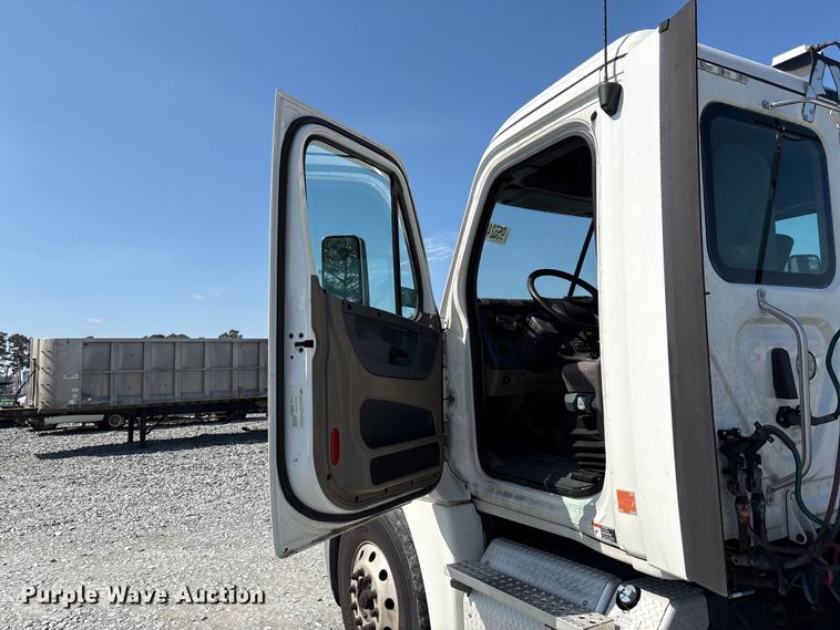 image for item YA1719 2019 Freightliner Cascadia semi truck