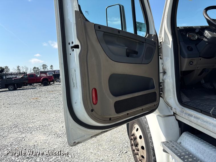 image for item YA1719 2019 Freightliner Cascadia semi truck