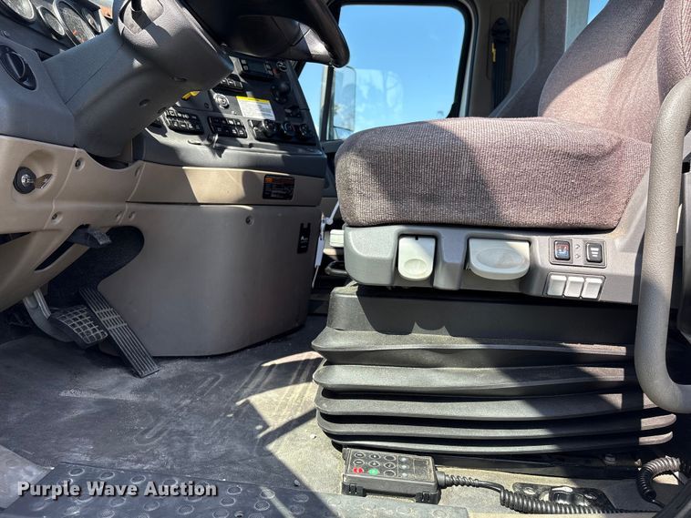 image for item YA1719 2019 Freightliner Cascadia semi truck