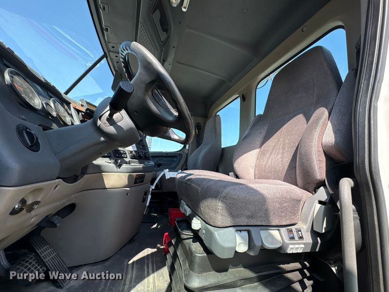 image for item YA1719 2019 Freightliner Cascadia semi truck