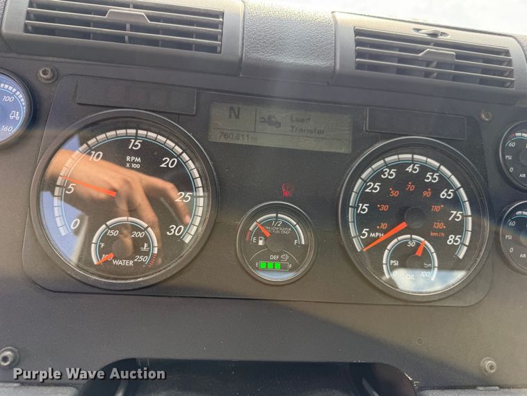 image for item YA1719 2019 Freightliner Cascadia semi truck