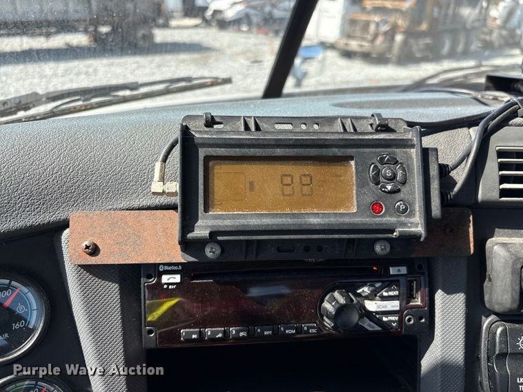 image for item YA1719 2019 Freightliner Cascadia semi truck