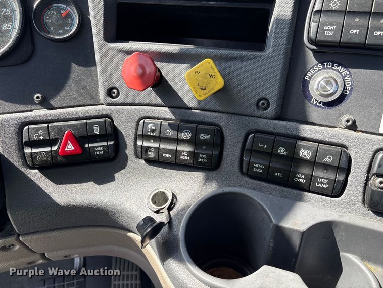 image for item YA1719 2019 Freightliner Cascadia semi truck