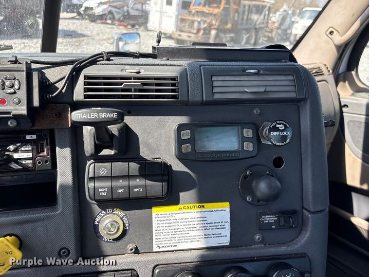 image for item YA1719 2019 Freightliner Cascadia semi truck