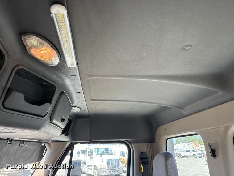 image for item YA1719 2019 Freightliner Cascadia semi truck