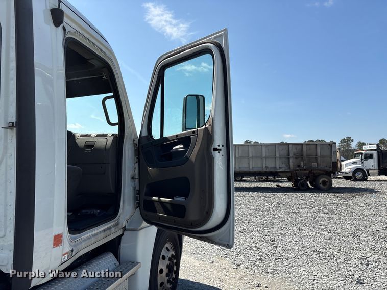 image for item YA1719 2019 Freightliner Cascadia semi truck