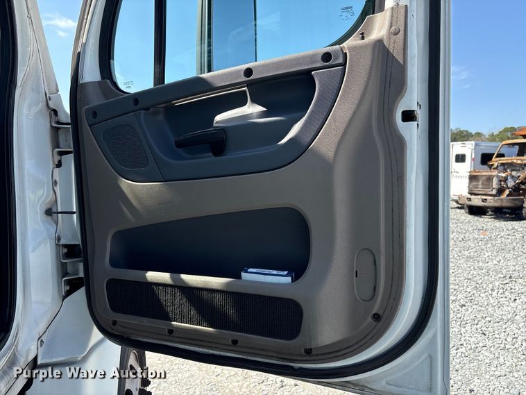 image for item YA1719 2019 Freightliner Cascadia semi truck