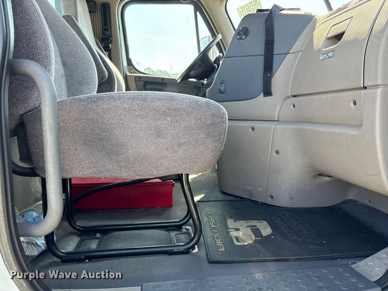 image for item YA1719 2019 Freightliner Cascadia semi truck