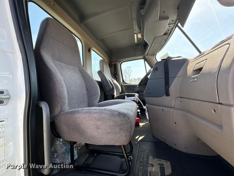 image for item YA1719 2019 Freightliner Cascadia semi truck