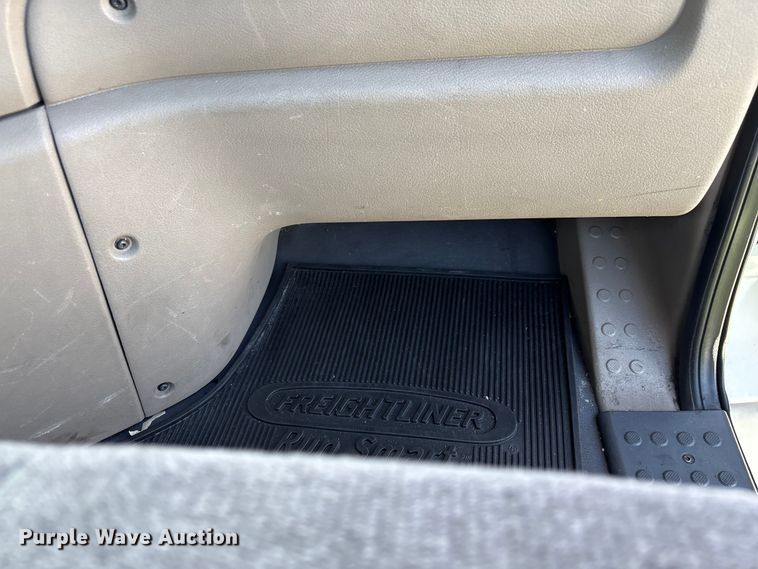 image for item YA1719 2019 Freightliner Cascadia semi truck