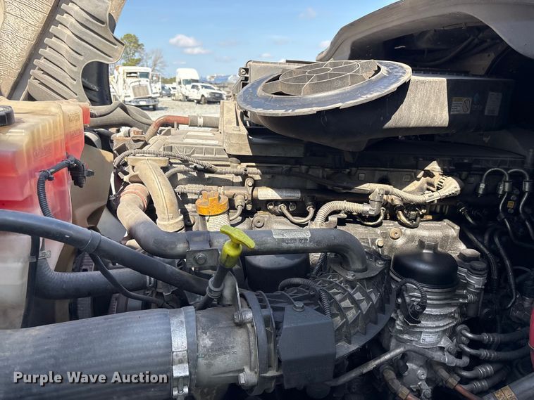 image for item YA1719 2019 Freightliner Cascadia semi truck