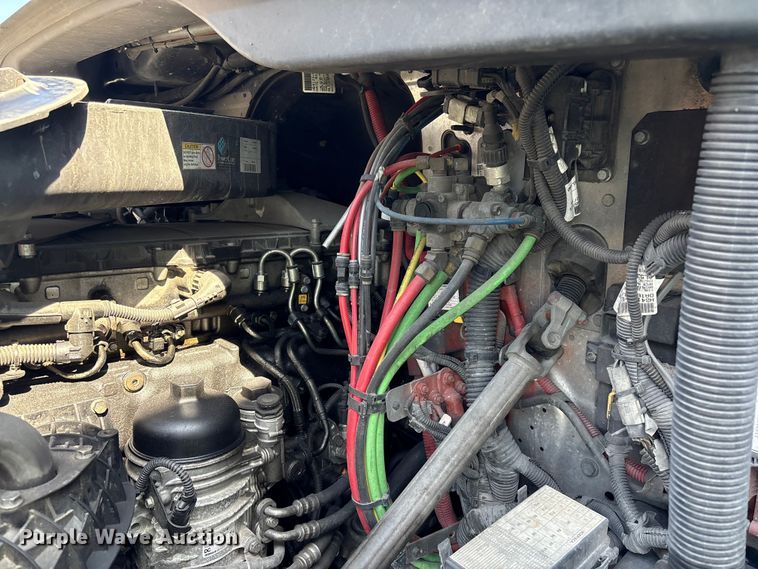 image for item YA1719 2019 Freightliner Cascadia semi truck