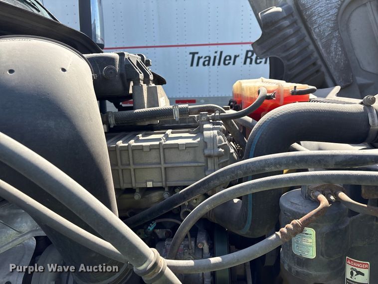 image for item YA1719 2019 Freightliner Cascadia semi truck