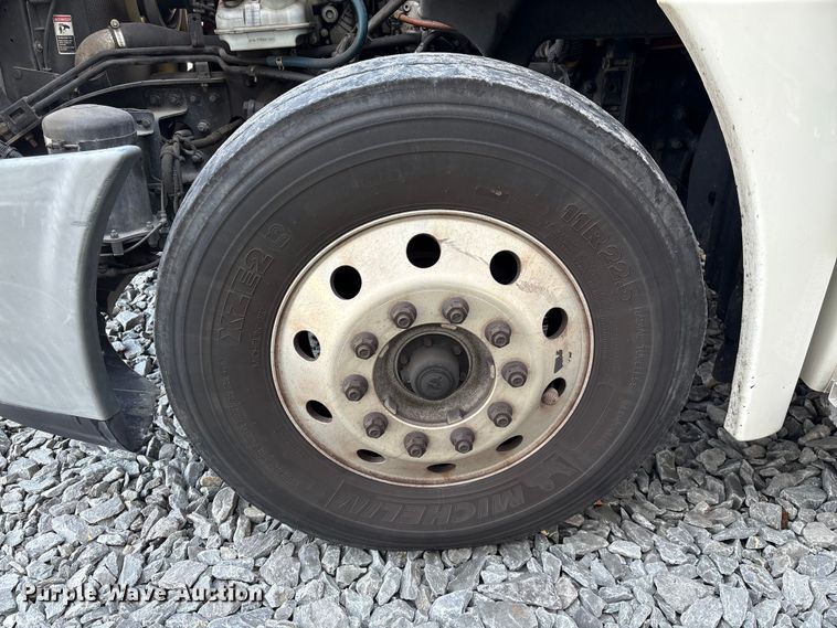 image for item YA1719 2019 Freightliner Cascadia semi truck