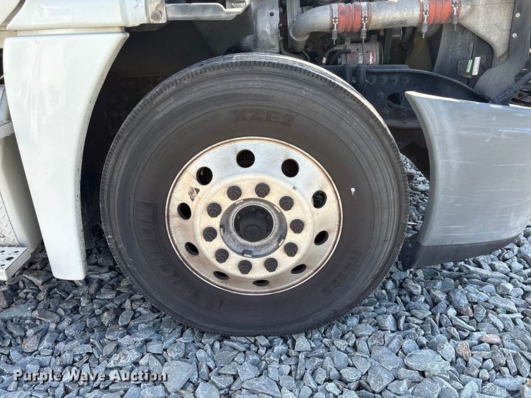 image for item YA1719 2019 Freightliner Cascadia semi truck