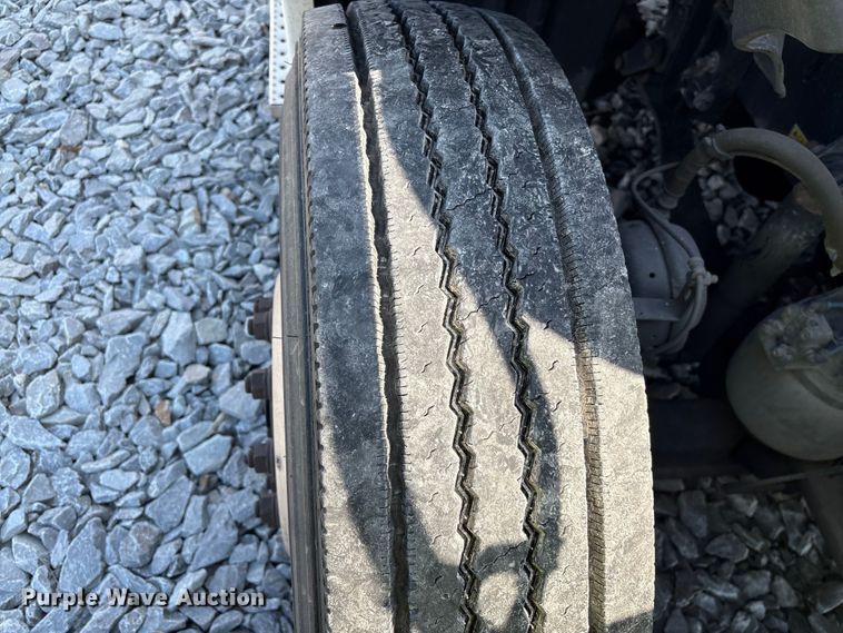 image for item YA1719 2019 Freightliner Cascadia semi truck